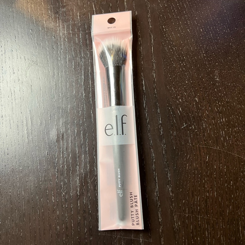 2/$10 💥 NEW (#84115) e.l.f Putty Blush Brush for Your Face (2371)